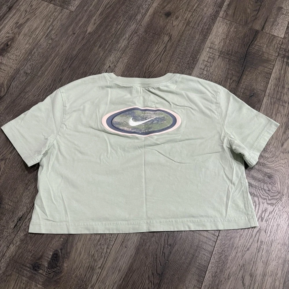 Nike Shirt Womens XS Green Cropped Team Sports Camo Logo Graphic The Nike Tee